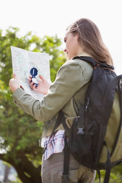 Mujer usando mapa y brújula —  Fotos de Stock