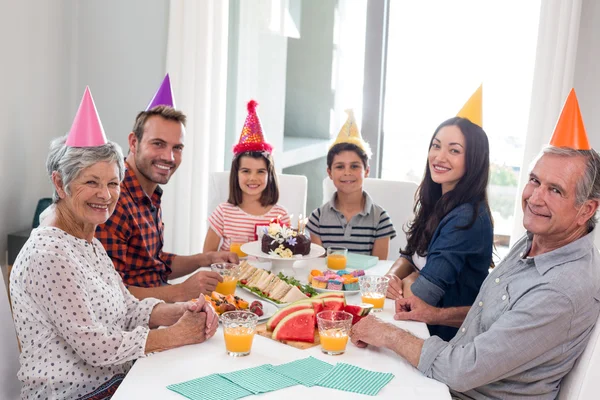 Família feliz celebrando um aniversário — Fotografia de Stock