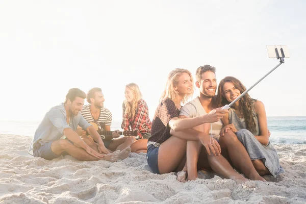 Ler vänner sitter på sand — Stockfoto