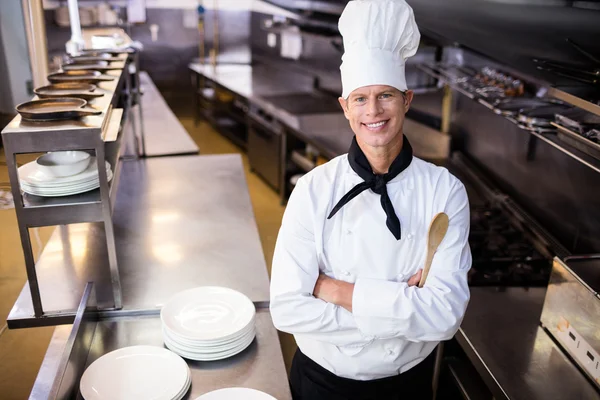 Šéfkuchař stojící s rukama zkříženýma — Stock fotografie