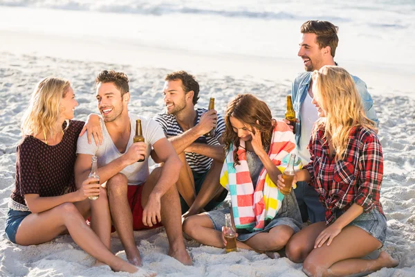 Φίλους πίνοντας μπύρα στην παραλία — Φωτογραφία Αρχείου