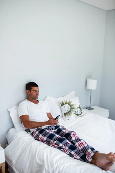 Joven escribiendo un mensaje de texto en el teléfono — Foto de Stock