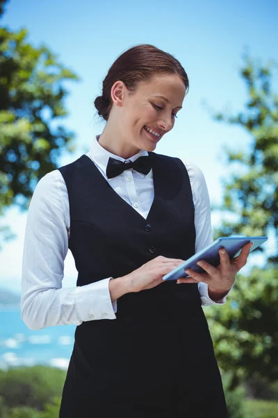 Leende servitrisen med en order med en tablett — Stockfoto