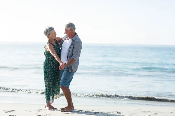 Para seniorów tańczy na plaży — Zdjęcie stockowe