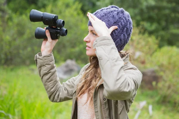 Frau mit Fernglas — Stockfoto