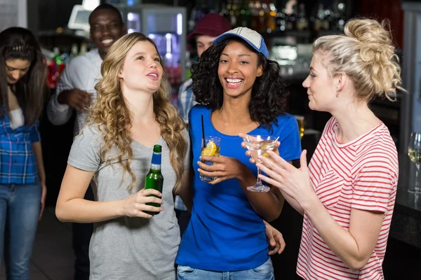 Amigos felizes tomando uma bebida — Fotografia de Stock