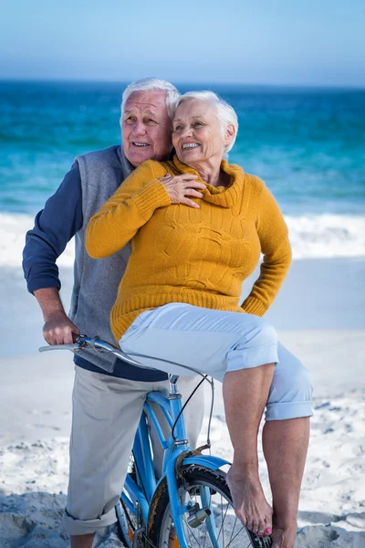 Coppia anziana con una bicicletta — Foto Stock