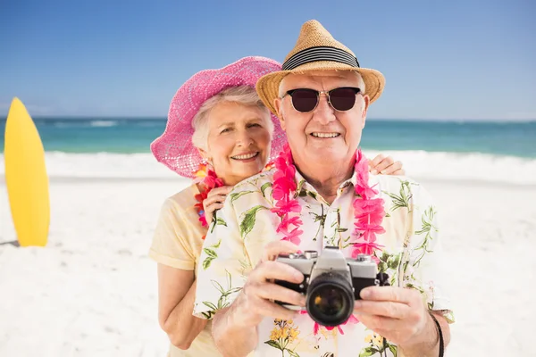 Senior couple holding camera — Stock Photo, Image