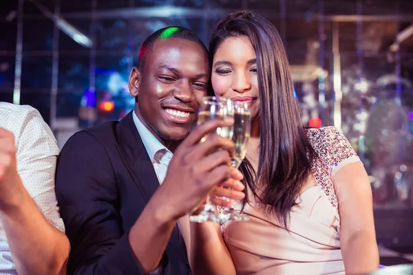 Amici felici brindare con champagne — Foto Stock