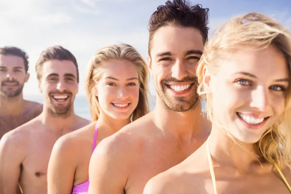 Lachende vrienden in de rij staan — Stockfoto