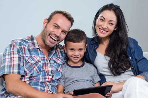 Anne, baba ve oğul dijital tablet kullanma — Stok fotoğraf