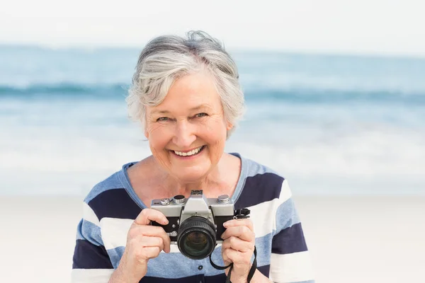 Femme âgée prenant une photo — Photo