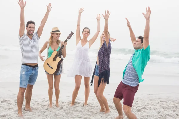 Grupa przyjaciół, gra na gitarze i taniec — Zdjęcie stockowe