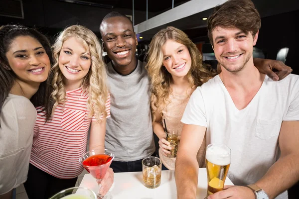 Amigos felizes brindando com cerveja e coquetéis — Fotografia de Stock