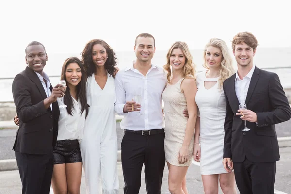 Gente bien vestida posando junto a una limusina —  Fotos de Stock