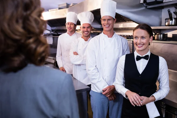 Restaurante gerente briefing para o pessoal da cozinha — Fotografia de Stock