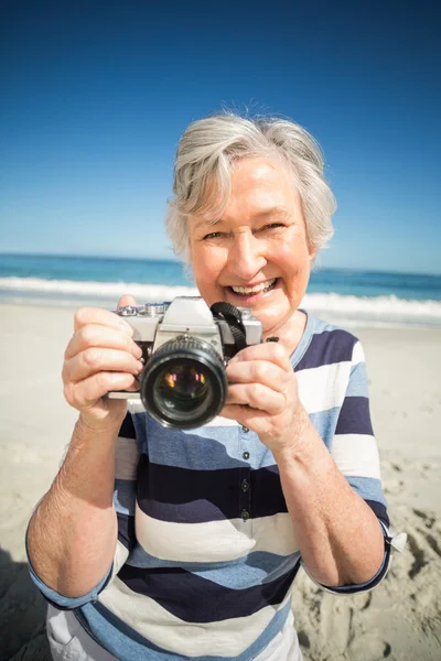 Femme âgée prenant une photo — Photo