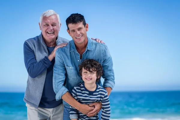 Membros masculinos da família posando na praia — Fotografia de Stock