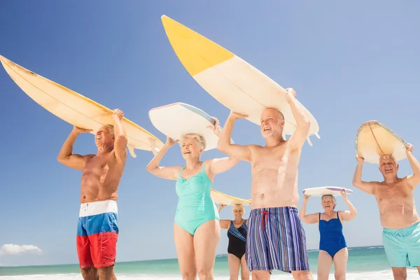 Amis seniors tenant une planche de surf — Photo