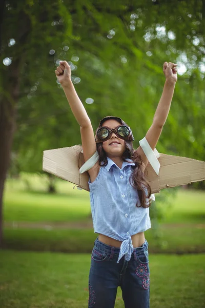 Ung flicka låtsas att flyga — Stockfoto