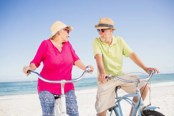 Pareja mayor va a dar un paseo en bicicleta — Foto de Stock