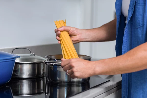 Primer plano de los espaguetis de cocina de hombre — Foto de Stock