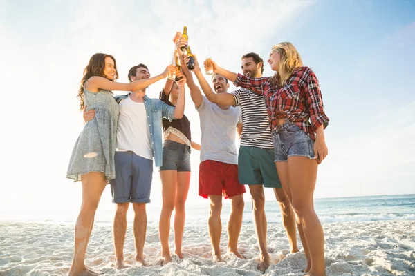 Amigos brindam na praia — Fotografia de Stock