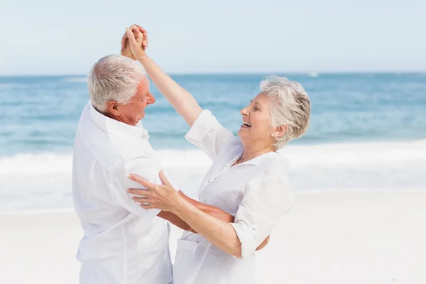 Senior koppel dansen op het strand — Stockfoto