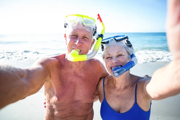 Äldre par med strandutrustning — Stockfoto