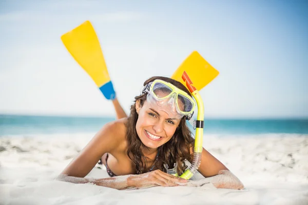Улыбающаяся женщина в ластах на пляже — стоковое фото
