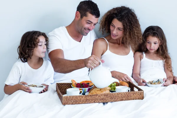 Famiglia che fa colazione a letto — Foto Stock