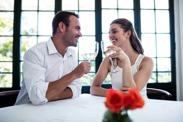 Casal brindar copos de vinho à mesa — Fotografia de Stock
