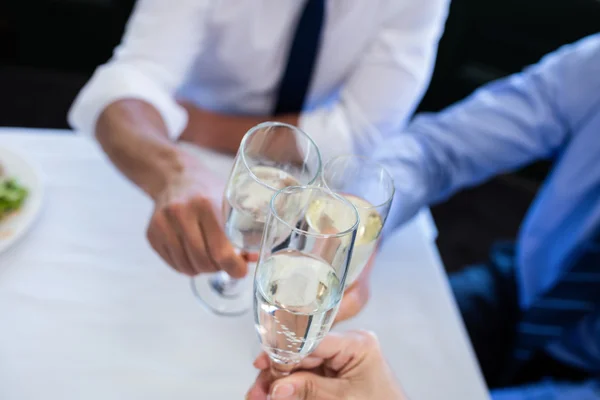 Handen roosteren champagne flutes — Stockfoto