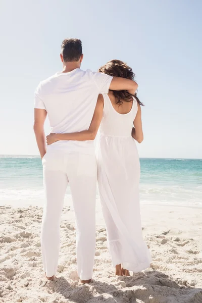 Молодая пара смотрит на пляж — стоковое фото