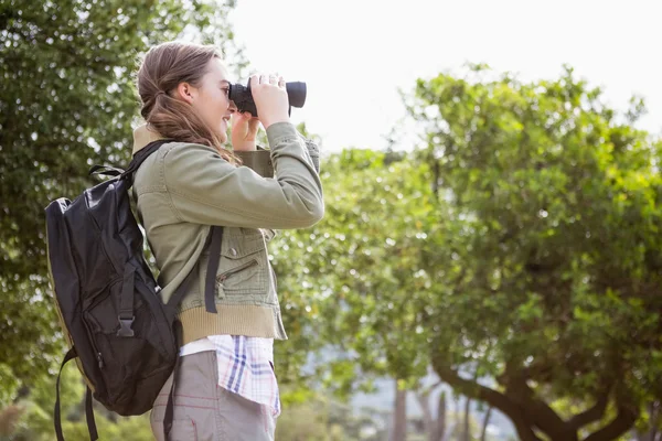 Frau mit Fernglas — Stockfoto