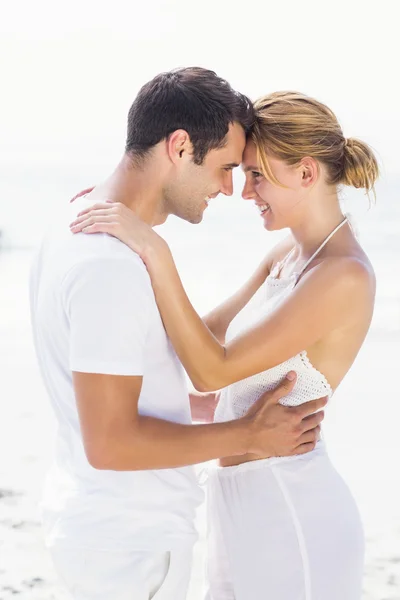 Молодая пара, стоящая лицом к лицу и романтика Стоковая Картинка
