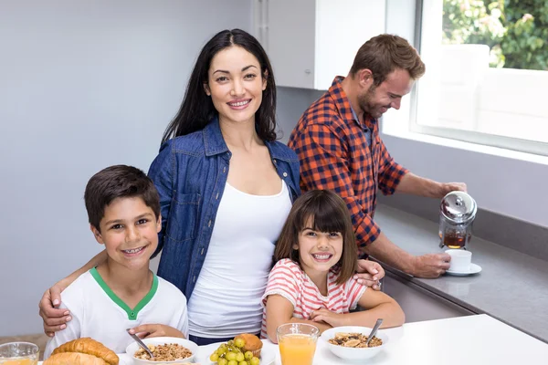 キッチンで幸せな家族 ロイヤリティフリーのストック画像