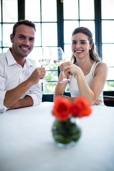 Un par de copas de vino tostadas en la mesa — Foto de Stock