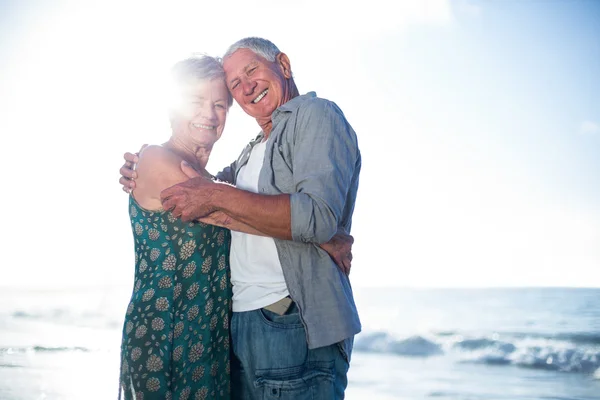 Senior couple embracing at the beach — Stock Photo, Image