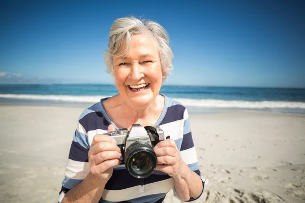 Старша жінка фотографує — стокове фото