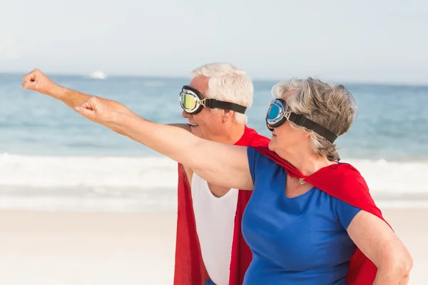 Casal sénior vestindo trajes de super-homem — Fotografia de Stock