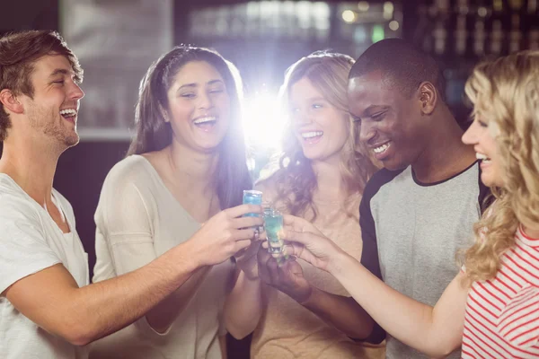 Amigos brindando con tiros — Foto de Stock