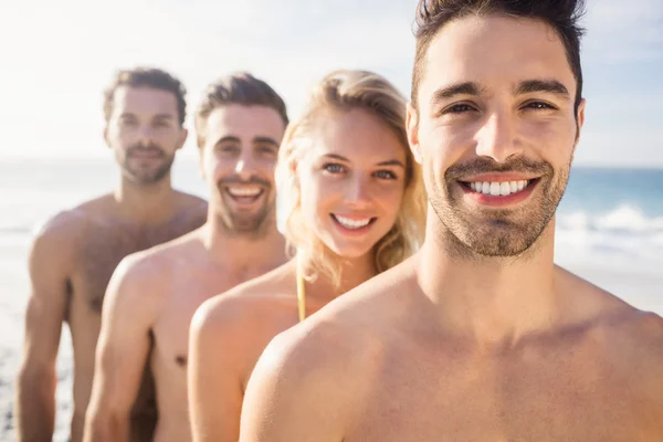 Sorrindo amigos em pé na fila — Fotografia de Stock