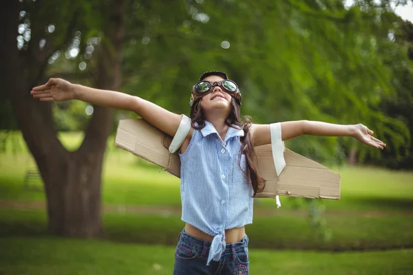 Junges Mädchen gibt vor zu fliegen — Stockfoto