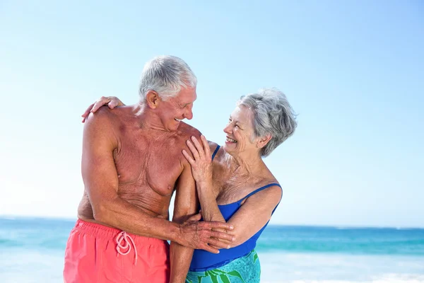 Bonito casal maduro abraçando na praia — Fotografia de Stock