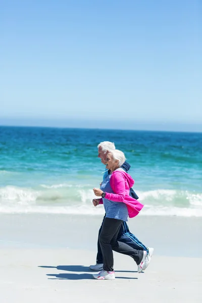 Leuk ouder paar running samen — Stockfoto