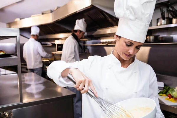 Chef-kok te zwaaien kom met eieren — Stockfoto