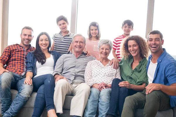 Zittend op de Bank en gelukkige familie — Stockfoto