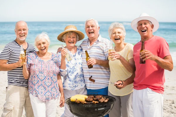 Senior fare un barbecue sulla spiaggia — Foto Stock