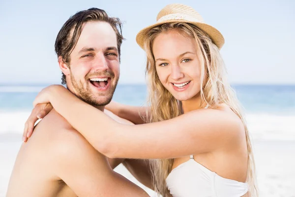 Porträtt av ungt par sitter tillsammans på stranden — Stockfoto